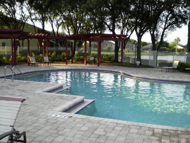 Foto del edificio - 215 Lake Brook Cir