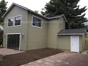 Building Photo - 4819 NE 35th Pl