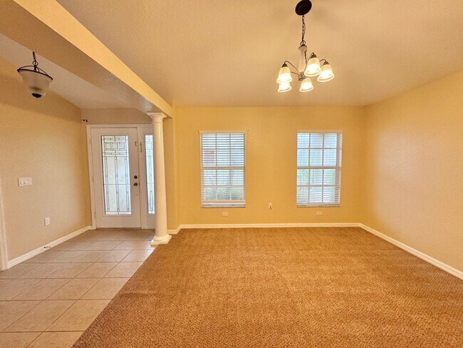 Building Photo - Gated Community of Mandolin