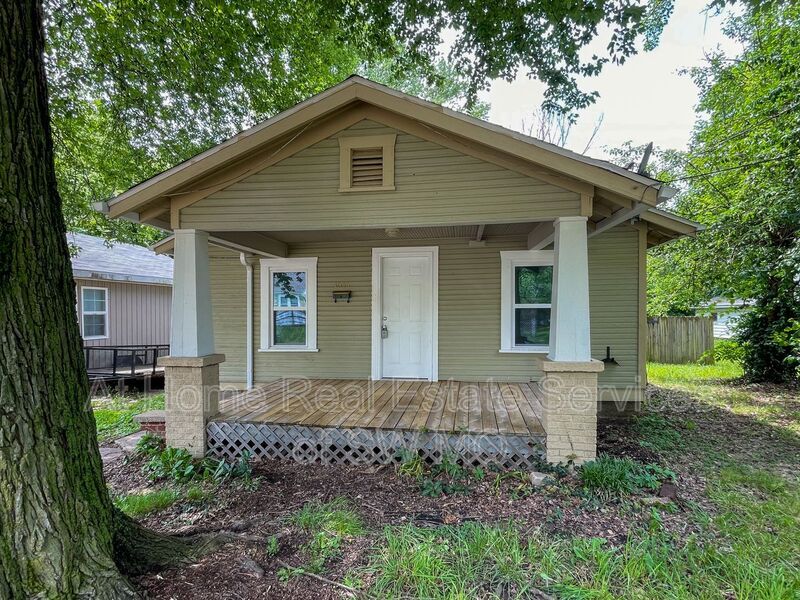 Primary Photo - 1045 S Weaver Ave