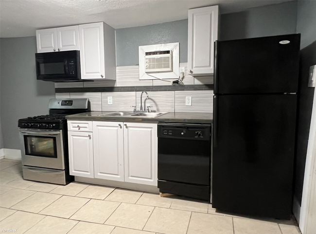Foto del edificio - 1 br, 1 bath Triplex - 223 Bee St One - La...