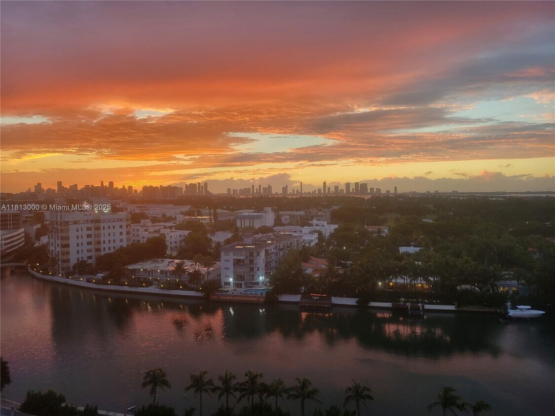 Primary Photo - 2555 Collins Ave