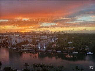 Building Photo - 2555 Collins Ave
