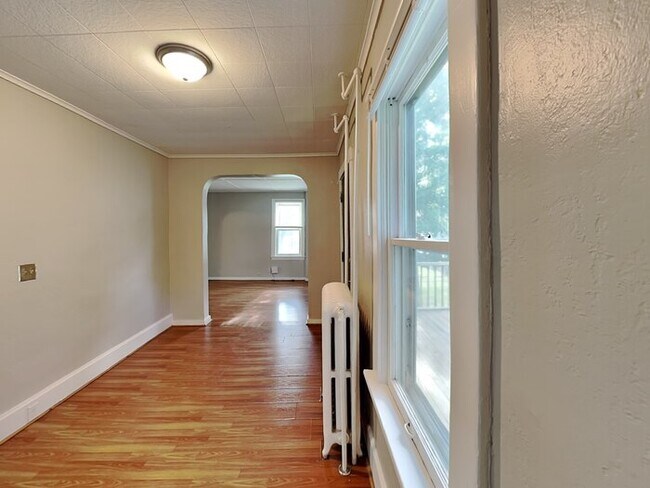 Building Photo - Charming 3 Bedroom, 1 Bathroom House is Minneapolis!