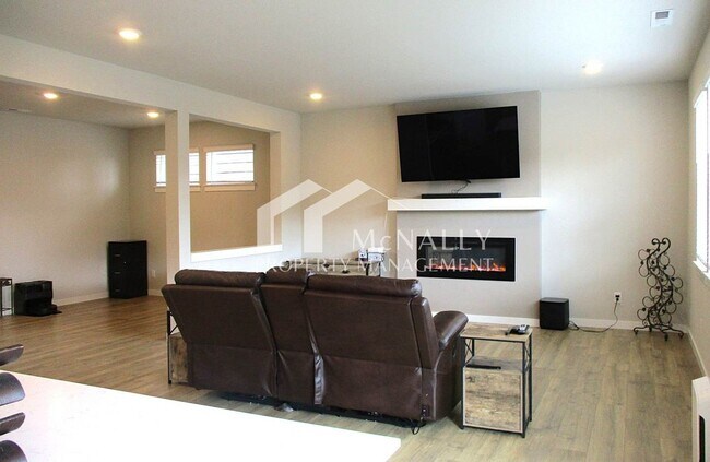 Foto del edificio - 5-Bedroom Home in Stetson Heights Backing to Greenbelt