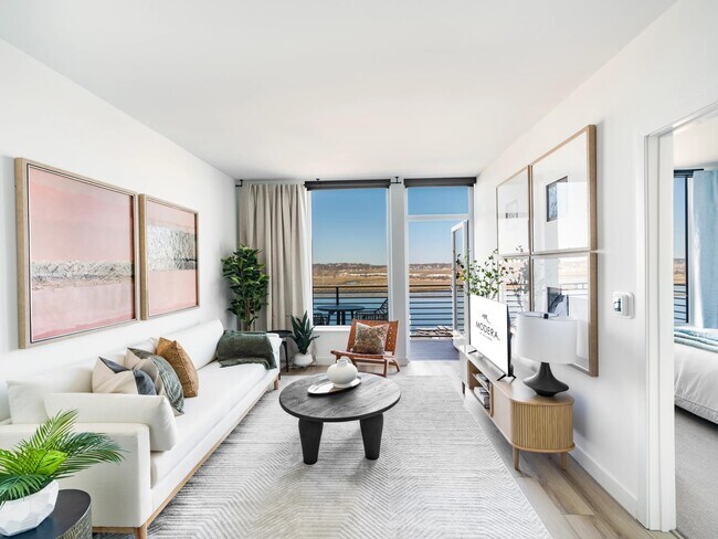 Espacio diáfano con acabados impecables, luz tenue y acceso directo a un balcón privado. - Modera Revere Beach