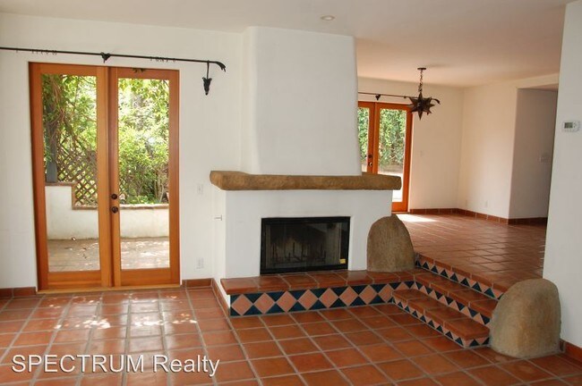 Building Photo - 2 br, 2.5 bath House - 1021 Laguna  #5