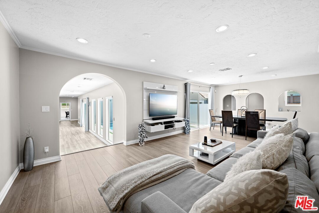 Foto principal - 15042 Valleyheart Dr
