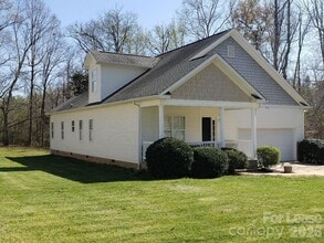 Building Photo - 626 Neal Dr