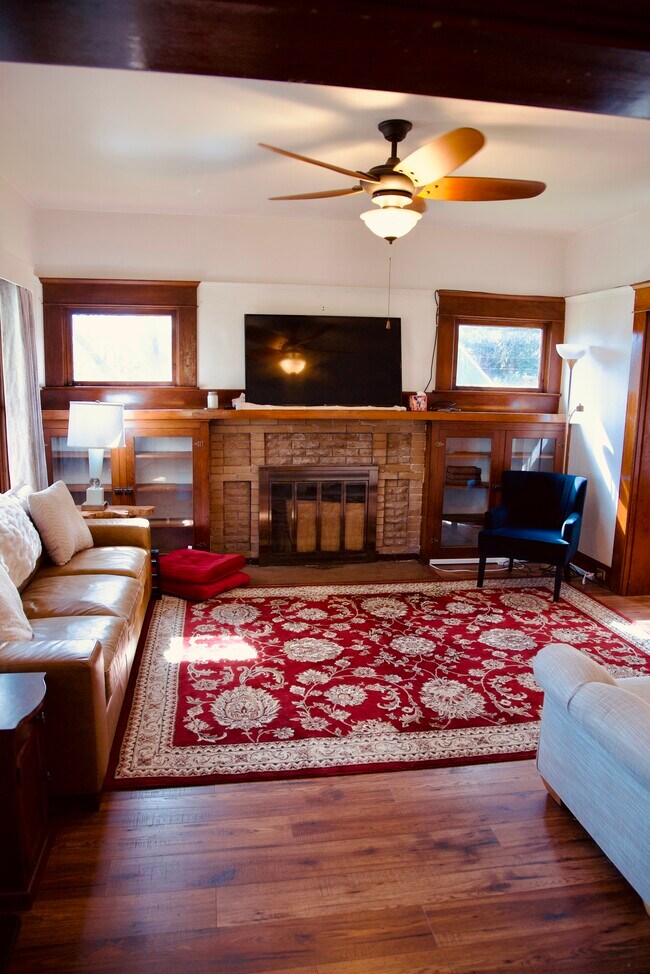sala de estar de la casa principal - The Dwelling Place