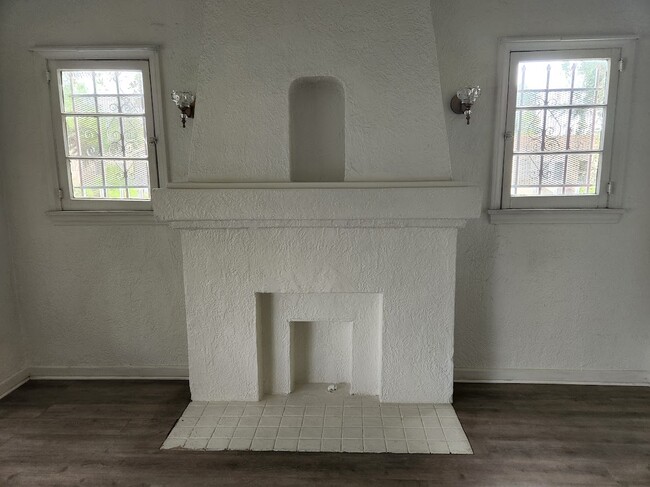 Building Photo - 2633 S Ridgeley Dr