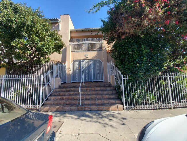 Calle residencial tranquila cerca de Melrose - 608 N St Andrews Pl