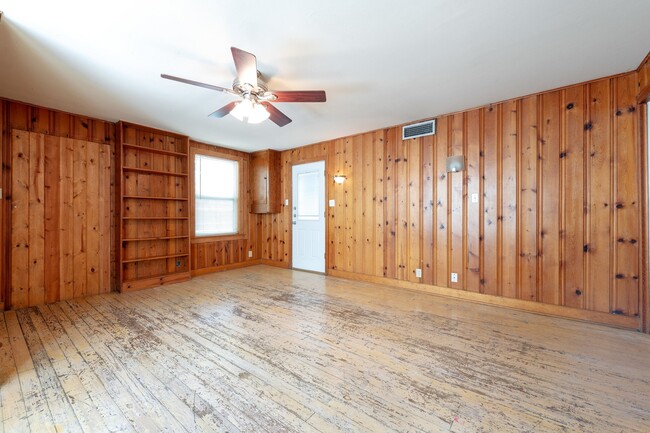 Building Photo - UT PRE-LEASE: 4 bed / 2 bath North Campus ...