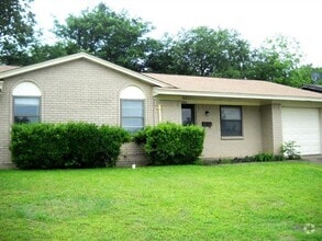 Building Photo - 520 Sweetbriar Dr