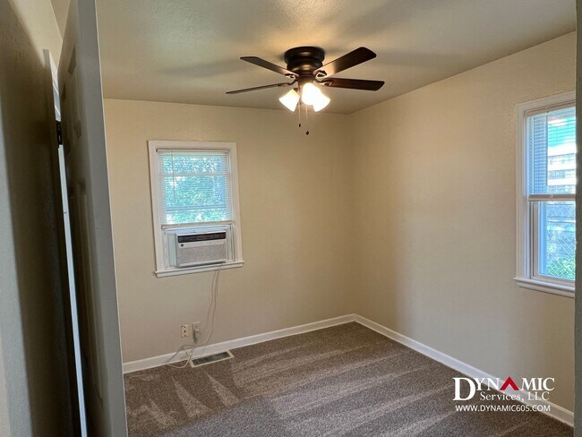 Foto del edificio - 403 S Wayland Ave