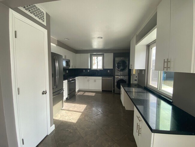 Building Photo - GORGEOUS 3 bedroom, 1,374sf single story home