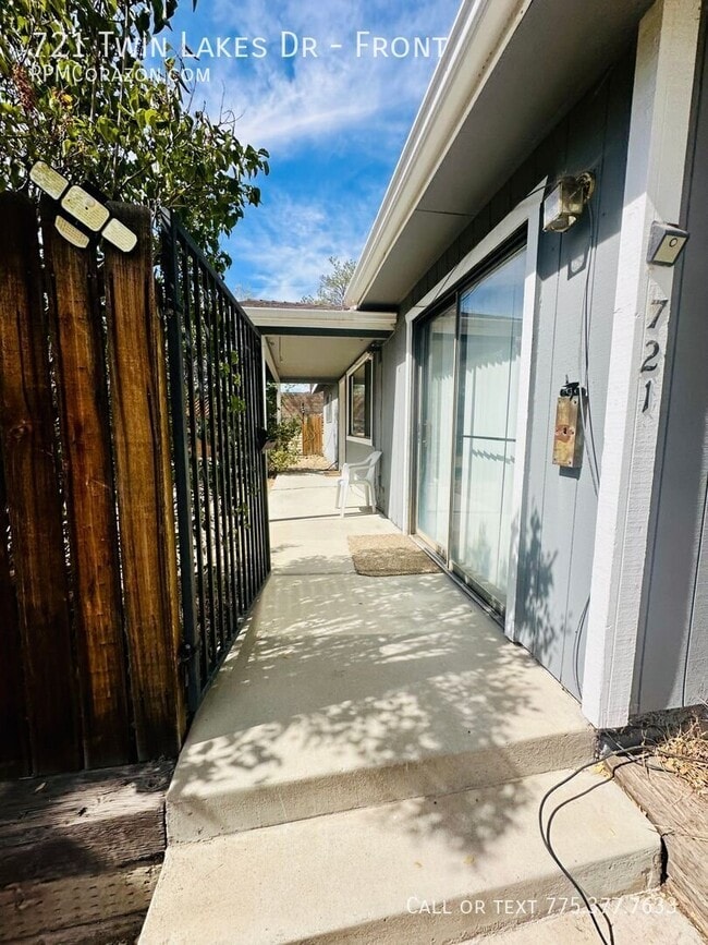 Building Photo - 721 Twin Lakes Dr