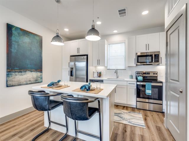 Foto principal - 4022 McEwen Rd