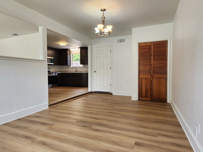 Foto del edificio - Stunning 4 bedroom, 2 bathroom home locate...