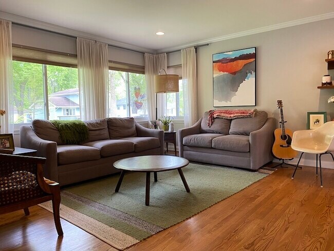 Foto del edificio - 917 Rose Ln
