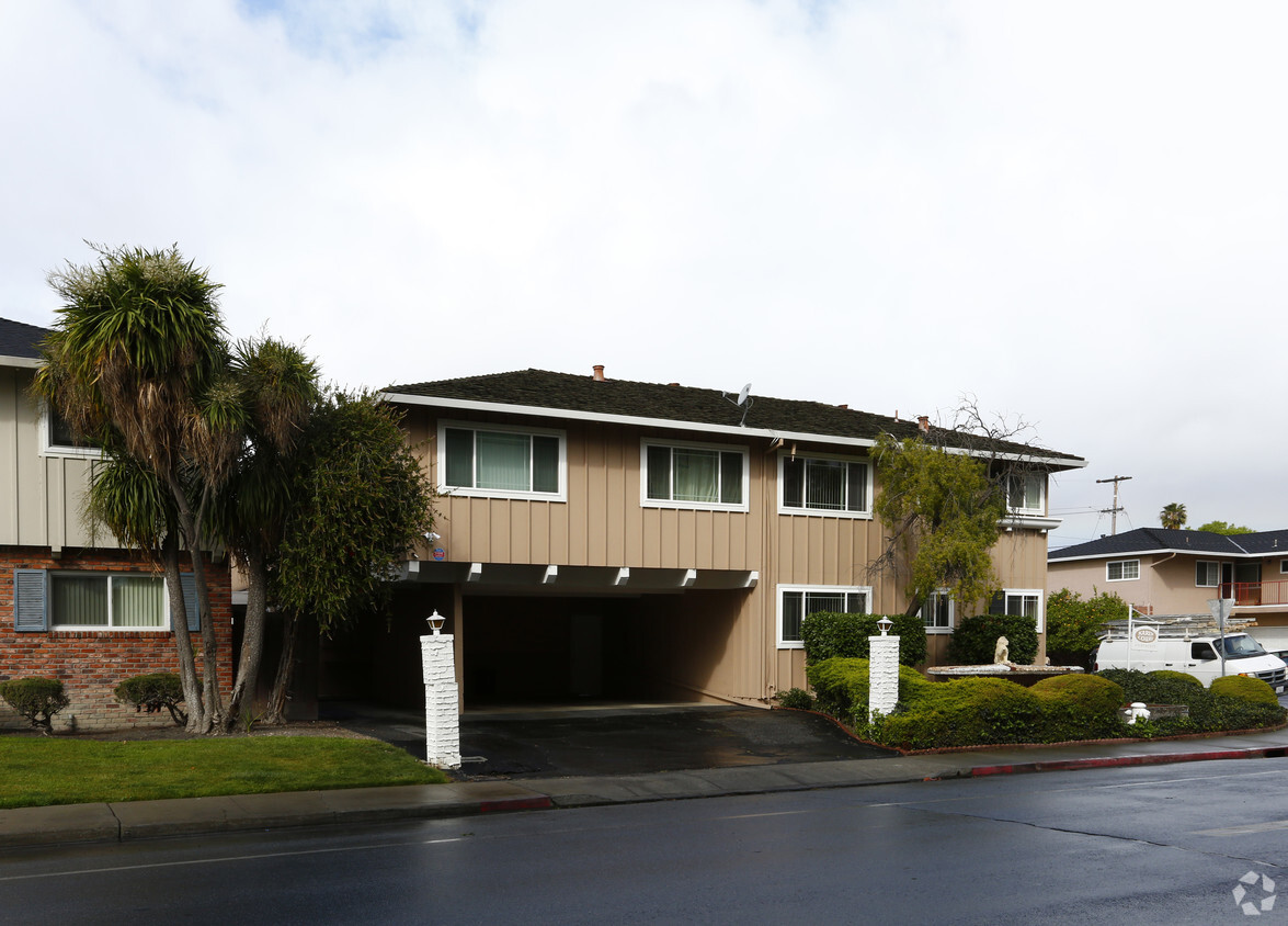 Building Photo - Karen Court Apartments