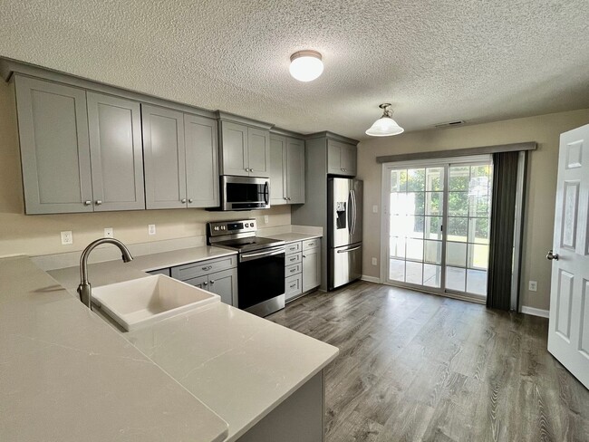 Building Photo - UPDATED Townhome in The GABLES!