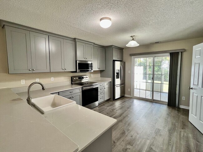 Foto del edificio - UPDATED Townhome in The GABLES!