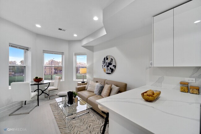 Foto del edificio - 2739 W Fullerton Ave