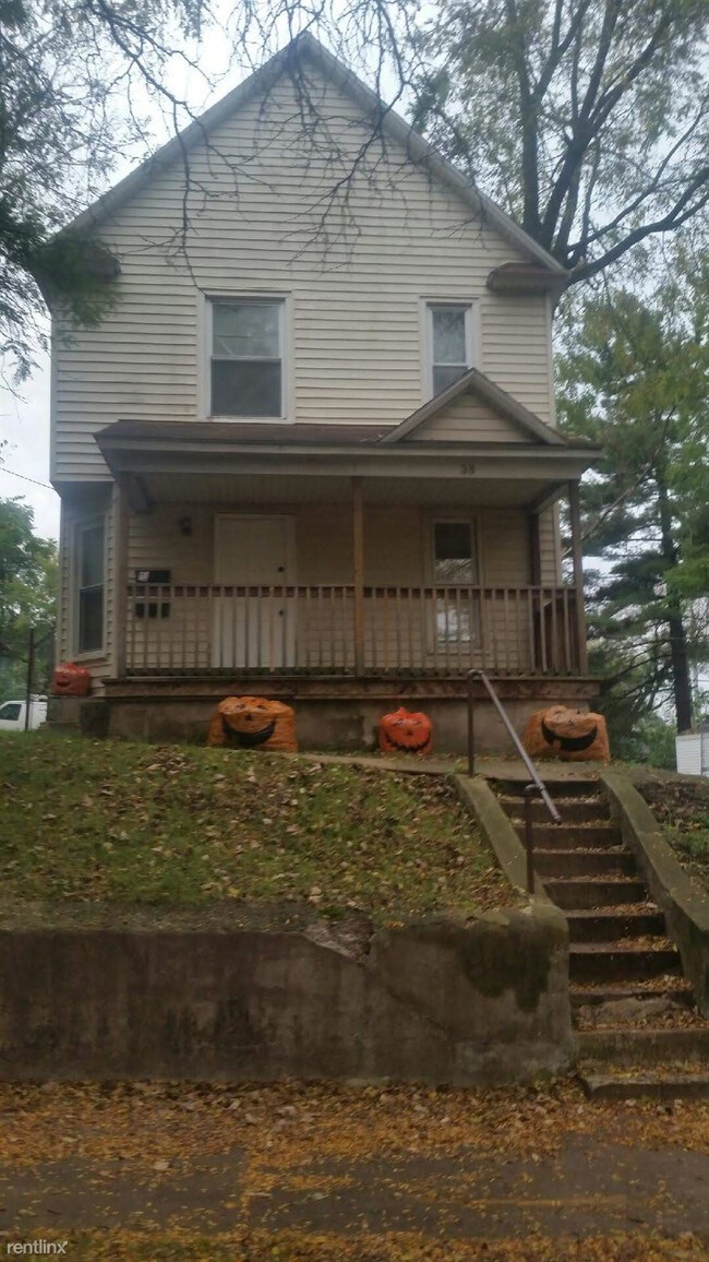 Building Photo - 3 br, 1 bath Apartment - 38 Quimby St NE