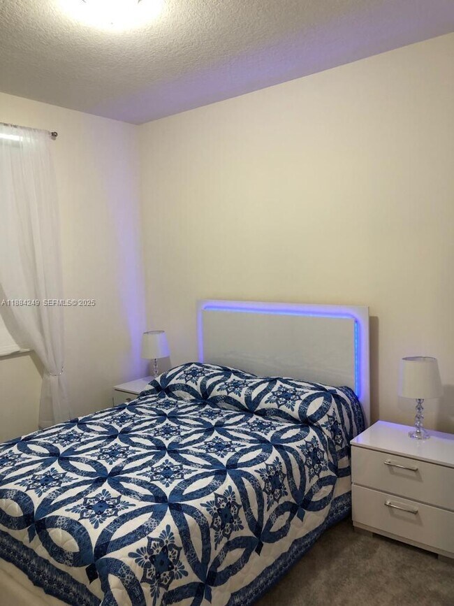 Foto del edificio - 6416 NW 102nd Ct