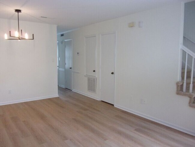 Building Photo - Fully Renovated 2 Bedroom 1 1/2 Bath Townh...
