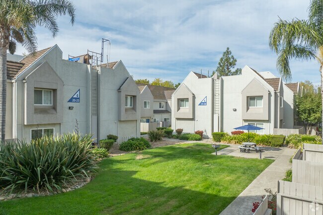 Patio - Fountain Circle Townhomes