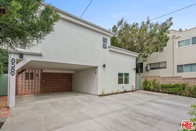 Building Photo - 8589 Rugby Dr