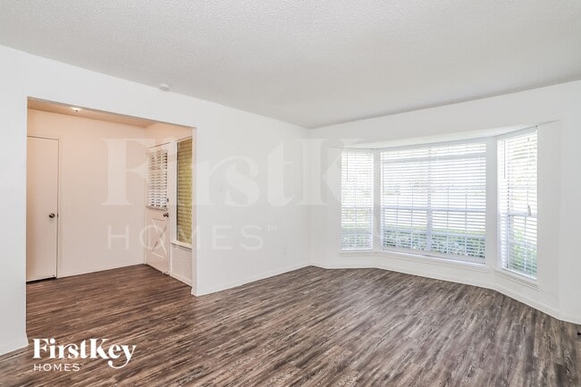 Building Photo - 26218 Maplewood Dr