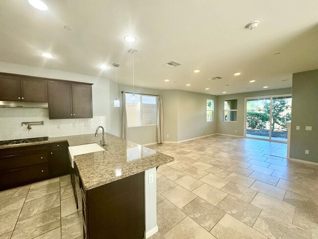 Building Photo - Beautiful & Spacious 4 bedroom home in hea...