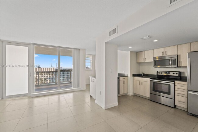 Building Photo - 910 West Ave