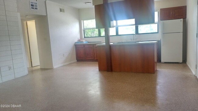 Foto del edificio - 3 bedroom, 1 bath house close to the beach