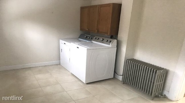 Building Photo - 215 Giles St