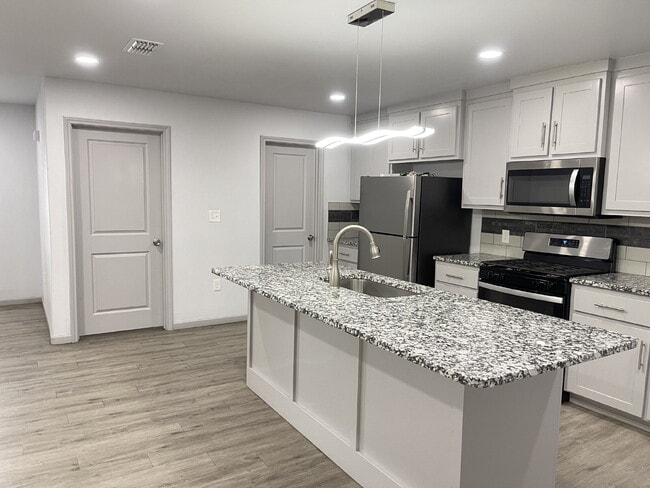 Building Photo - Spacious Home on a quiet cul-de-sac street