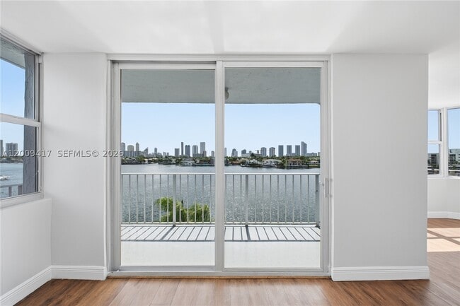 Foto del edificio - 16570 NE 26th Ave