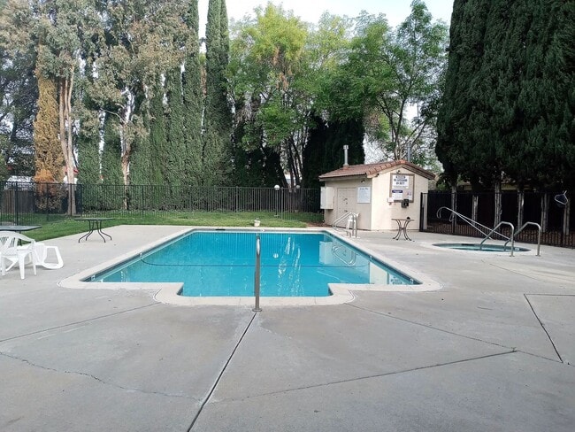 Building Photo - Spacious First Floor 2bd Condo With Laundr...