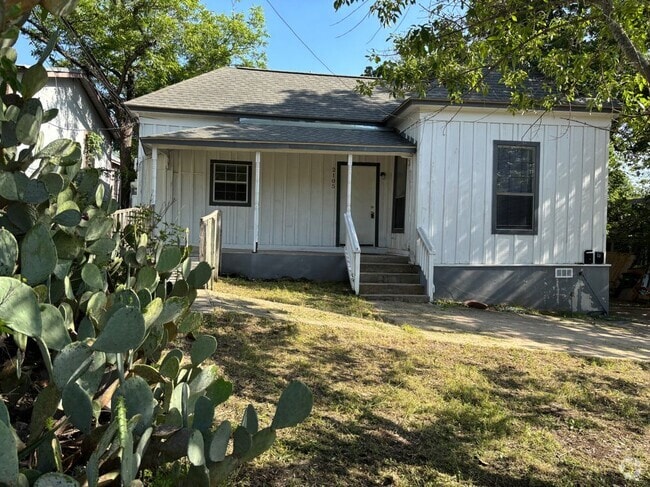 Building Photo - 2105 E 12th St