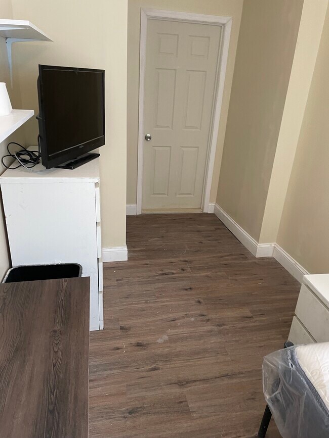 $900 APARTAMENTO 1F - 5321 Chestnut St