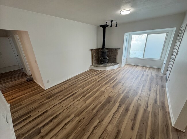 Foto del edificio - Cute Lehi rambler with tons of yard space and trees!