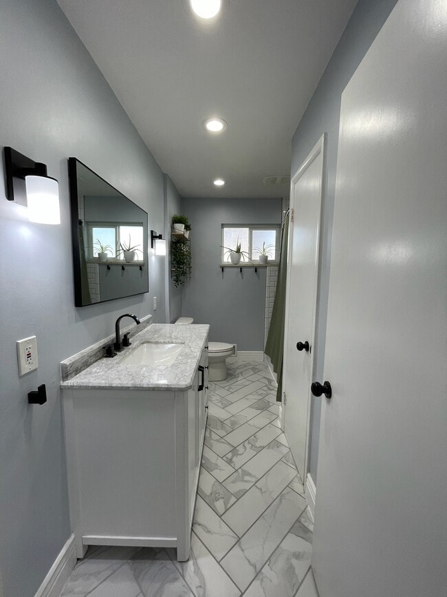 Building Photo - 946 E Gregson Ave