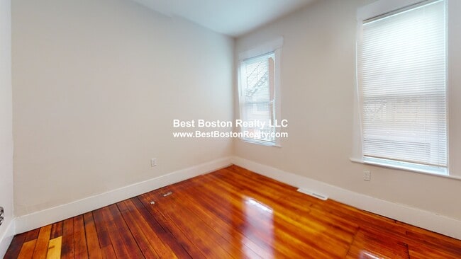 Building Photo - 16 R Warren Ave