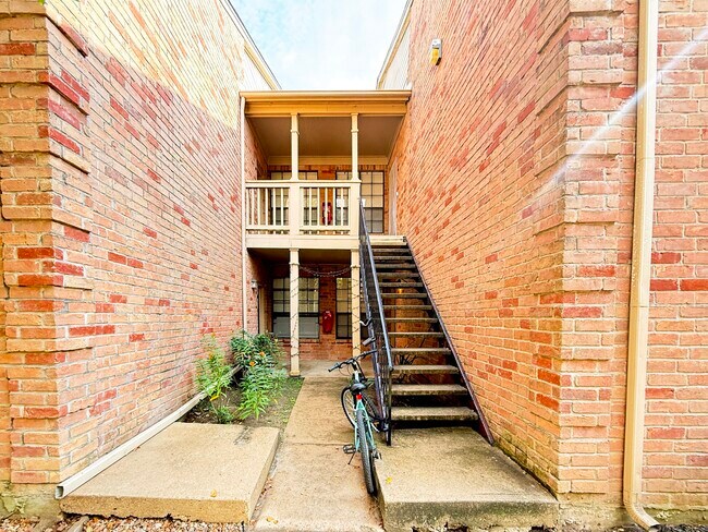 Building Photo - 2255 Braeswood Park Dr