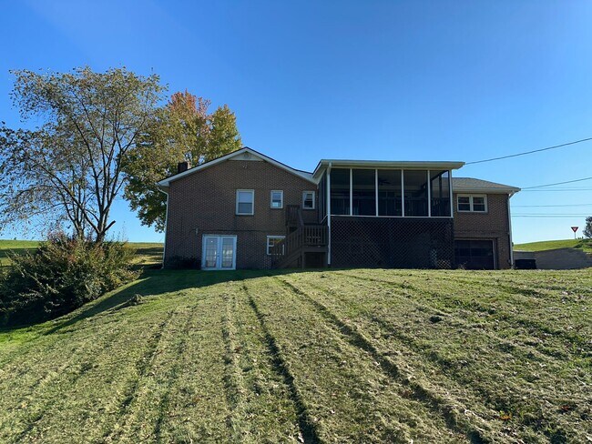Foto del edificio - Large home in convent Blacksburg location
