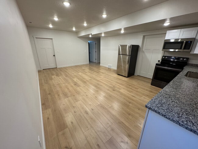 Building Photo - 3082 Lone Pine St