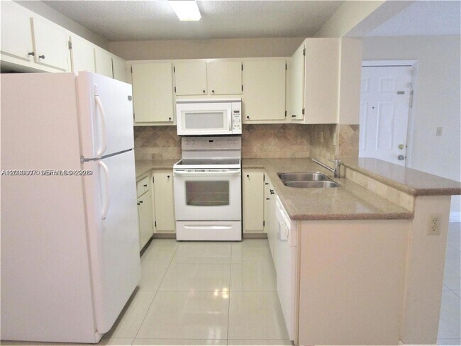 Foto del edificio - 9491 Palm Cir S